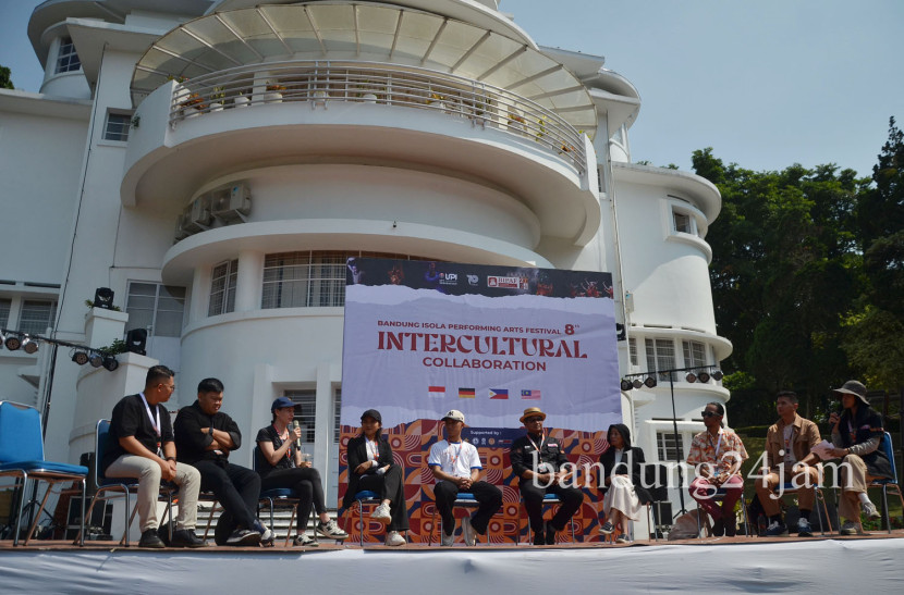 Para seniman menyampaikan keterangan pers saat konferensi pers acara 'Bandung Isola Performing Arts Festival (BIPAF)' Gedung Isola Universitas Pendidikan Indonesia (UPI), Kota Bandung, Jumat (18/10//2024). Foto: Edi Yusuf