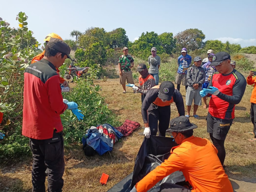 Upaya evakuasi korban tenggelam akibat terputusnya jembatan di Tegalbuleud, Kabupaten Sukabumi, Jumat (18/10/2024).