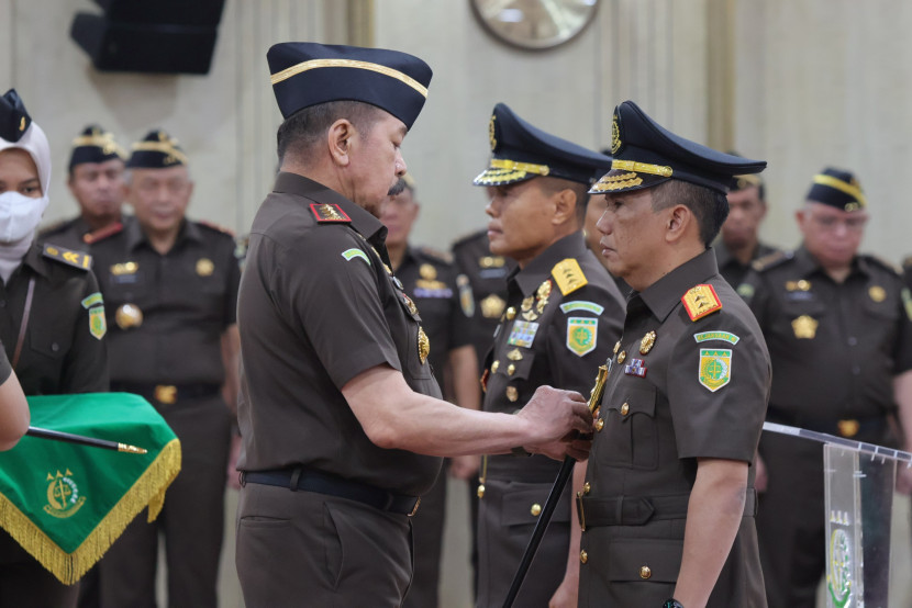 Jaksa Agung ST Burhanuddin melantik Patris Yusrian Jaya sebagai Kepala Kejaksaan Tinggi (Kajati) DKI Jakarta pada Jumat (18/10/2024). (Foto: Ist)