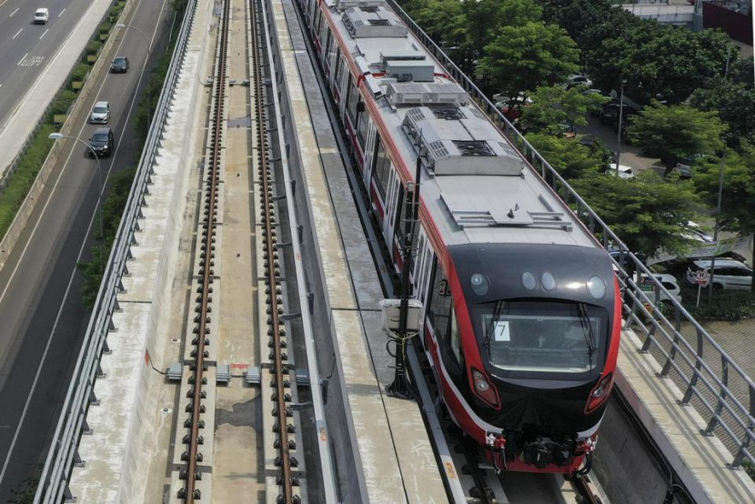 Ilustrasi LRT melintas. (Foto: Dok. Humas PT KAI)