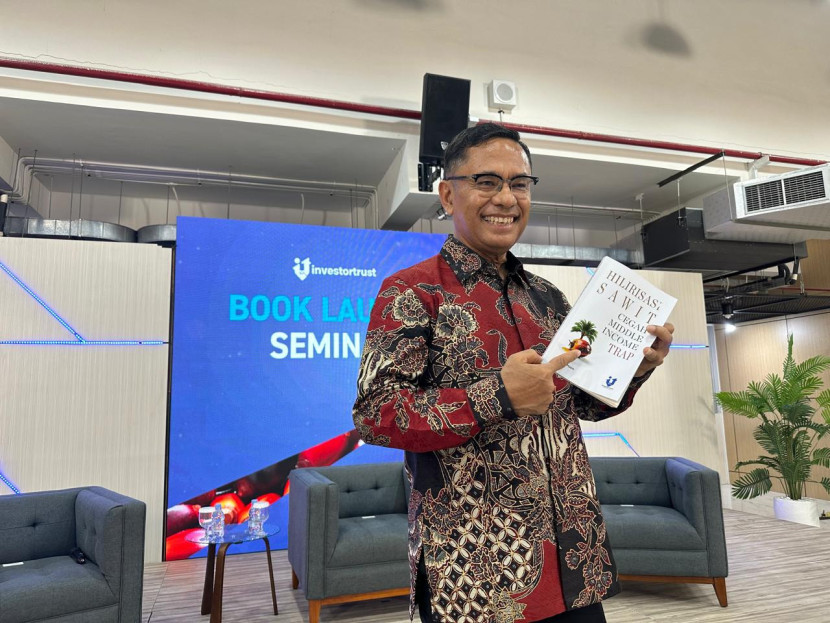 Managing Director Sinar Mas dan juga mantan Menteri Perindustrian Saleh Husin menulis buku tentang Hilirisasi Sawit. Sumber:Diginomics.id