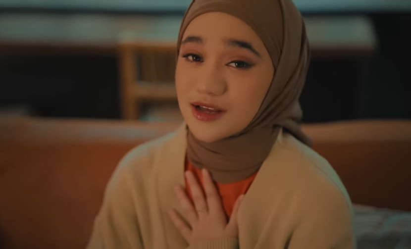 Nabila Taqiyyah dalam mv Terpatah Terluka. (Youtube Nabila Taqiyyah)