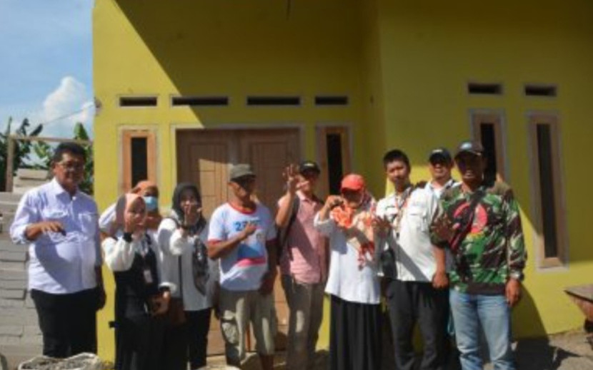 Petugas ketika melakukan monitoring perbaikan rutilahu di Kecamatan Cibeureum, Kota Sukabumi.