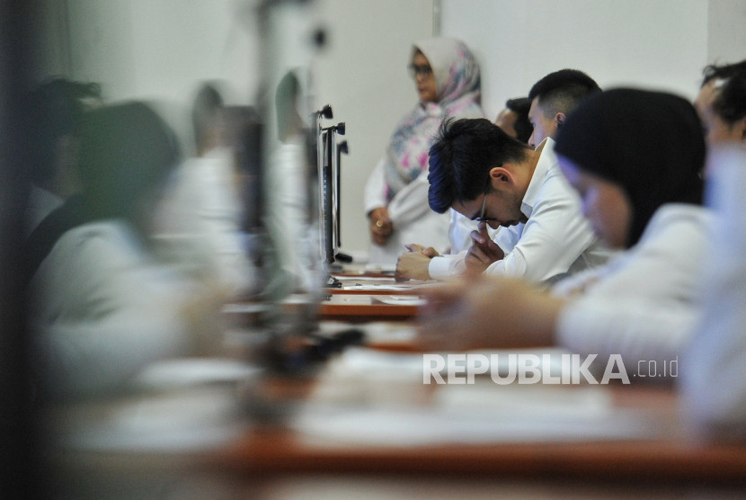 Peserta mengikuti tes Seleksi Kompetensi Dasar (SKD) Calon Pegawai Negeri Sipil (CPNS) 2024/Ilustrasi. Foto: Republika/Thoudy Badai