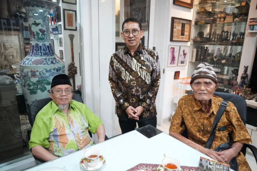 Fadli Zon bersama sastrawan Aceh LK Ara (kanan) dan sastrawan penyair Taufiq Ismail (kiri). (FOTO: IG @fadlizon)