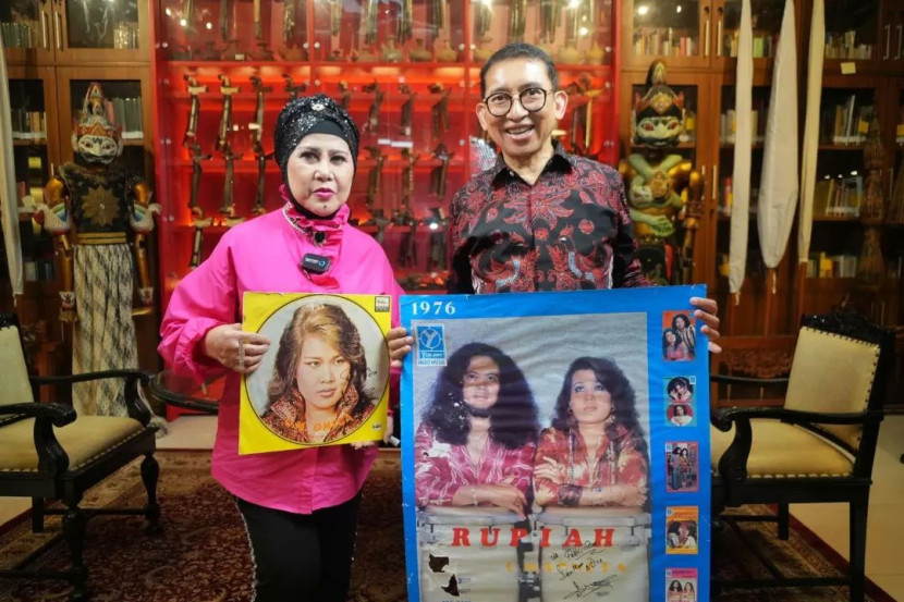 Fadli Zon bersama Ratu Dangdut Elvy Sukaesih dengan poster album kaset Elvy Sukaesih saat masih berduet dengan Raja Dangdut Rhoma Irama. (FOTO: IG @fadlizon)