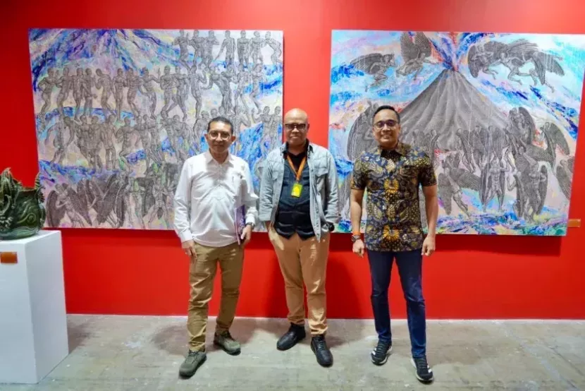 Fadli Zon di Art Jakarta bersama Prof Wayan Kun Adnyana, Putu Radana di depan lukisan raksasa karya Sunaryo. (FOTO: IG @fadlizon)