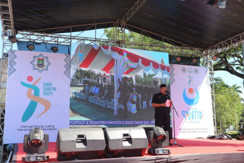 Sekda Kota Cilegon Maman Mauludin membuka Festival Santri di Alun-Alun Kota Cilegon, Senin (21/10/2024). Foto: Diskominfo Kota Cilegon