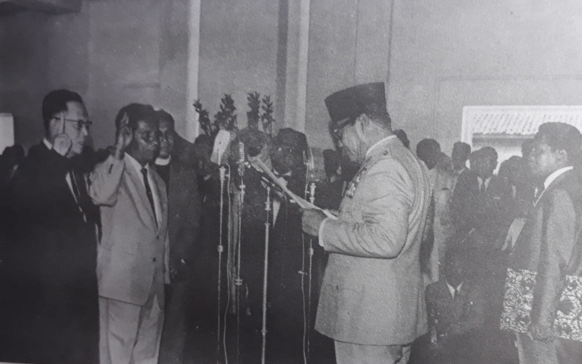 Presiden Sukarno melantik para menteri Kabinet Ampera tahun 1966. (Foto: Repro Fajar Orde Baru)