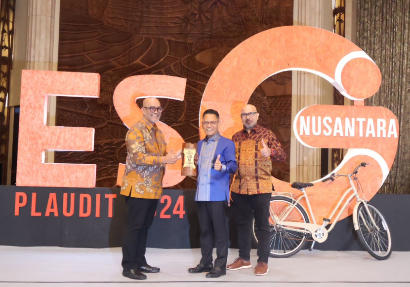 General Manager PLN Unit Induk Distribusi Jakarta Raya, Lasiran menerima langsung penghargaan “Platinum Papua” dengan peroleh skor 95 dalam ajang ESG Nusantar Plaudit 2024 di Hotel Kempinski, Jakarta, Jumat (18/10/2024). (Foto: PLN)