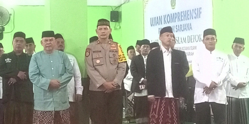 Rais Syuriah PCNU Kota Depok KH. Ahmad Damanhuri (baju hijau) didampingi Kapolsek Sawangan, dan Ketua Tanfidziah PCNU Kota Depok KH Achmad Solechan (jas hitam) saat menghadiri acara Tasyakuran HSN 2024 di PP. Al Karimiyah Sawangan Depok, Senin (21/10) malam. (Syahruddin/sajada.id)