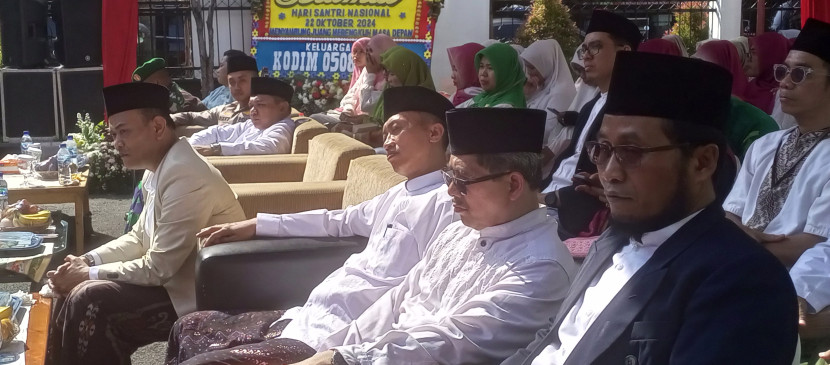 Kepala Kemenag Kota Depok H. Enjat Mujiat (kiri), Ketua Tanfidziah PCNU Kota Depok KH Achmad Solechan, Ketua Forum Komunikasi Ponpes (FKPP) Depok KH. Abdurrahman (kanan)