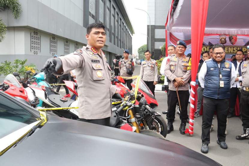 Kabid Humas Polda Sumsel Kombes Sunarto dan Direskrimsus Kombes Pol Bagus Suropratomo memperlihatkan barang bukti yang disita. (FOTO: Humas Polda Sumsel)