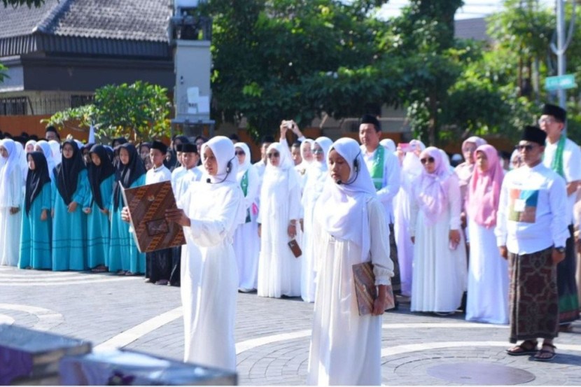 Peringatan hari santri tingkat Kota Sukabumi di Plaza Balai Kota Sukabumi, Selasa (22/10/2024).