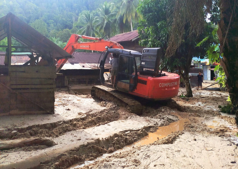 Ekskavator milik ANJAS sedang mengangkat lumpur di perumahan warga yang terendam banjir lumpur di Pasar Simaronop, Kabupaten Tapanuli Selatan (Tapsel), Sumut. (Foto: ANJAS)