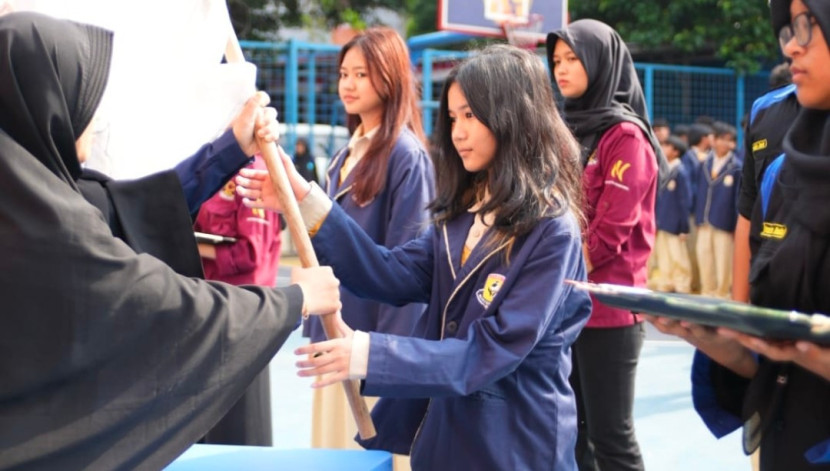 terima jabatan Student Council (SC) periode 2023/2024 kepada periode 2024/2025 berlangsung di halaman SMP SMA School of Human. (Foto: Dok Ruzka Indonesia)