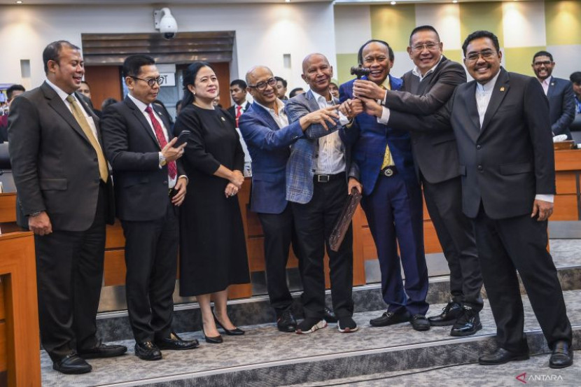 Ketua DPR Puan Maharani (ketiga kiri) bersama Wakil Ketua DPR Adies Kadir (kedua kiri), Cucun Ahmad (kiri) berfoto bersama Ketua Badan Anggaran DPR Said Abdullah (kempat kanan), Wakil Ketua Banggar Muhidim M. Said (ketiga kanan), Jazilul Fawaid (kanan), Syarif Abdullah Alkadrie (kempat kiri) dan Wihadi Wiyanto (kedua kanan) saat pelantikan pimpinan Badan Anggaran di ruang banggar, Kompleks Parlemen, Senayan, Jakarta, Selasa (22/10/2024). (Foto: Antara)