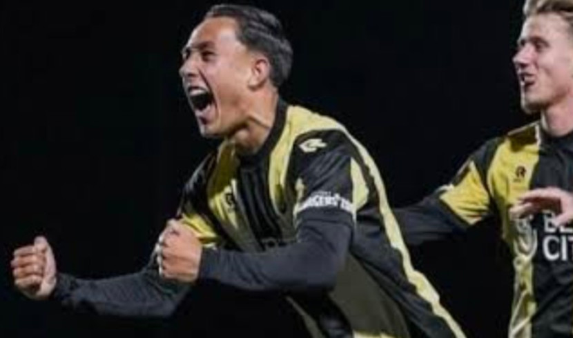 Miliano Jonathans usai merayakan gol di klub Vitesse Arnhem. Miliano berada di posisi kedua top skor Liga Divisi 2 Belanda. (Foto: Dok Ruzka Indonesia)