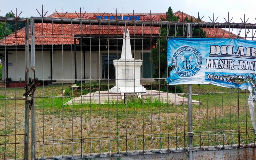 Ini bangunan tua peninggalan Belanda yang masa daerah otonom Depok menjadi Istana Presiden Depok. Tampak juga berdiri Tugu Cornelis Chastelein. Bangunan yang berada di Jalan Pemuda dan sempat menjadi Rumah Sakit Harapan Depok ini dalam kondisi terbengkalai dan tak terawat. (Foto: Rusdy Nurdiansyah/Ruzka Indonesia)