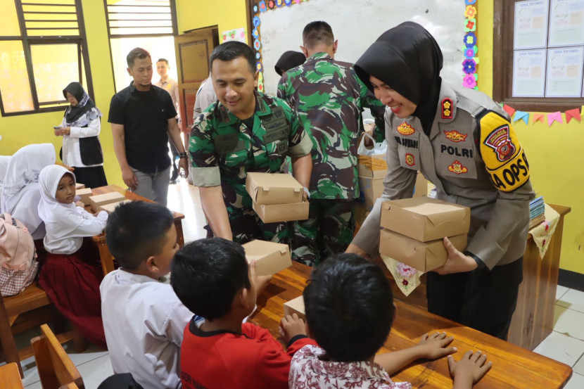 Pembagian makanan bergizi kepada pelajar di Kabupaten Sukabumi, Rabu (23/10/2024).