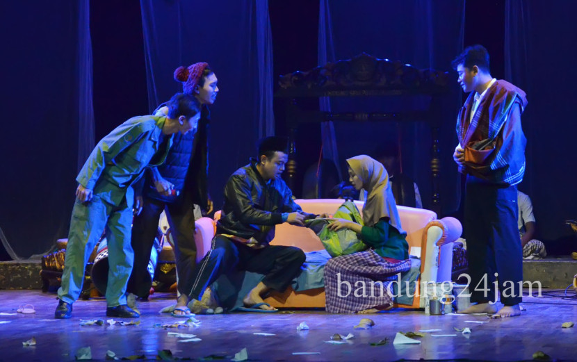 Adegan teater berjudul 'Duit' oleh Teater Ngaprak dari Kabupaten Bandung saat acara Festival Drama Basa Sunda XXII Tingkat Umum 2024 di GK Rumentang Siang, Kota Bandung, Rabu (16/10/2024). Foto: Edi Yusuf