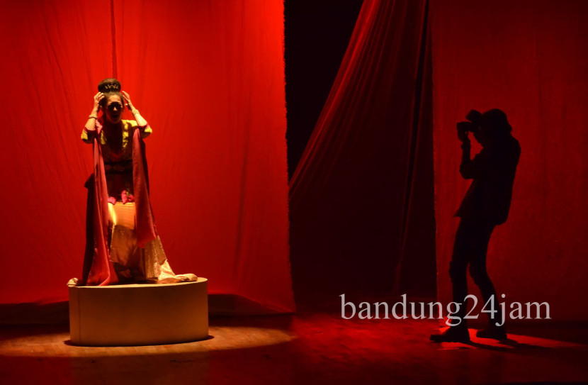 Adegan teater 'Purbararang' karya sutradara Rinrin Candrasemi saat acara Festival Drama Basa Sunda XXII Tingkat Umum 2024 di GK Rumentang Siang, Kota Bandung, Rabu (16/10/2024). Foto: Edi Yusuf