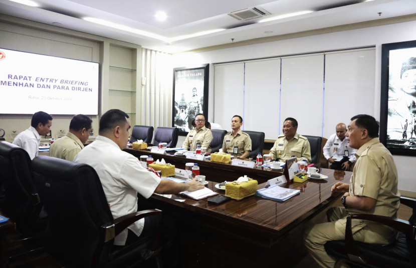 Menhan Sjafrie Sjamsoeddin memimpin rapat perdana dengan jajaran Kemenhan. Sumber:Seputarmiliter.id