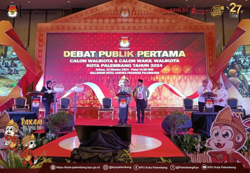 Tiga pasangan calon wali kota dan wakil wali kota Palembang pada Pilkada 2024 pada debat publik pertama. (FOTO: Instagram @kpupalembang)