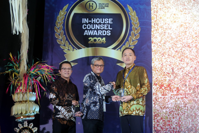 Naga Waskita, Direktur Legal dan Sekretaris Perusahaan ANJ saat menerima penghargaan Indonesia's Most Respected In-House Counsel di Denpasar, Bali, Jumat (18/10/20204). (Foto: Dok Ruzka Indonesia)