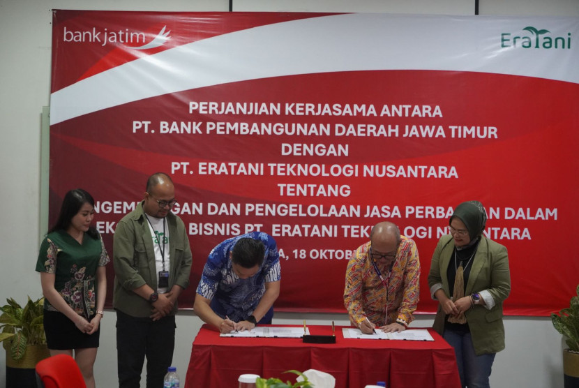 Bank Jatim menandatangani perjanjian kerja sama dengan PT Eratani Teknologi Nusantara