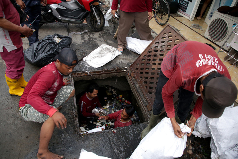 Petugas dari DSDABM Kota Surabaya melakukan pengerukan saluran untuk mengantisipasi banjir