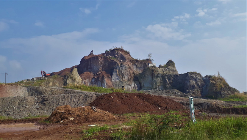 Penggerusan bukit di Kelurahan Sumber Agung, Kemiling, Bandar Lampung. (Foto: SumatraLink.id/Mursalin Yasland)