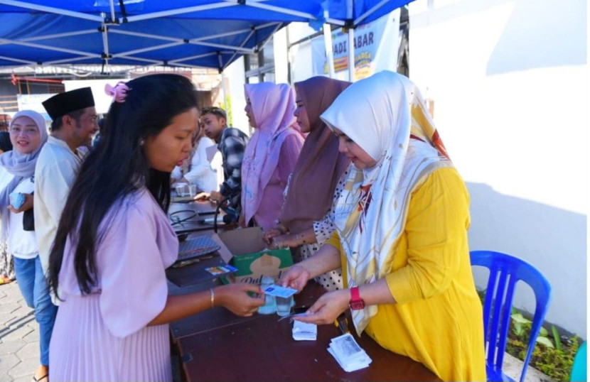 Suasana warga mendatangi operasi pasar bersubsidi di Kantor Kecamatan Warudoyong, Kota Sukabumi.