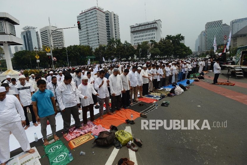 Sholat Jumat di jalan. Foto: Republika/Raisan Al Farisi