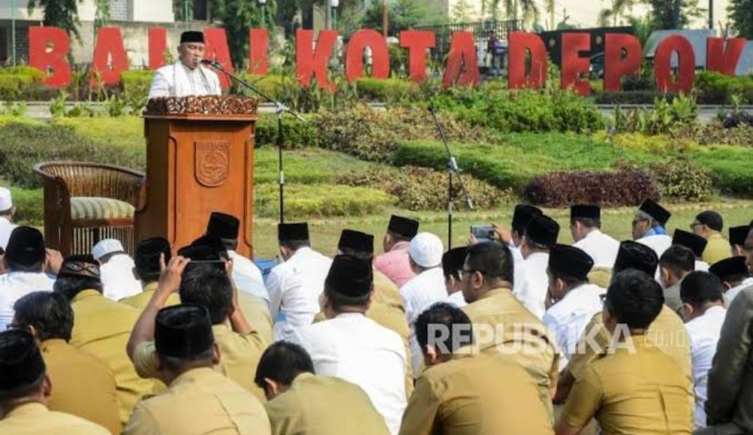 Wali Kota Depok, Mohammad Idris sedang melakukan ceramah agama ke para PNS di Balai Kota Depok. (Foto: Dok Republika)