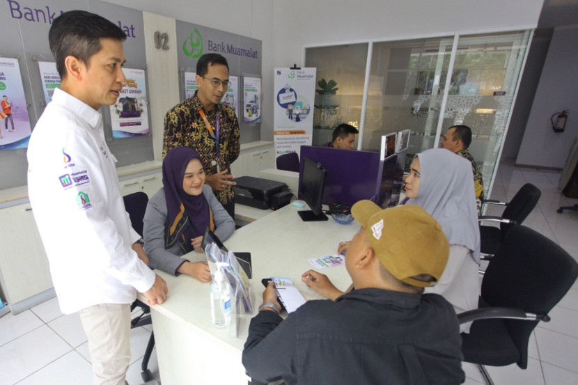 Aktivitas pelayanan nasabah di salah satu kantor cabang Bank Muamalat. (Foto: Dok Ruzka Republika)