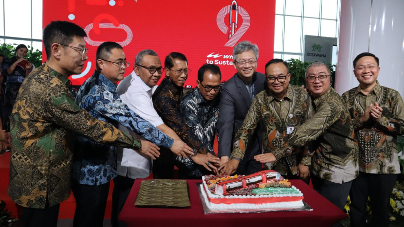 Jajaran manajemen PT Kereta Cepat Indonesia China (KCIC) saat merayakan satu tahun beroperasinya Kereta Cepat Whoosh. (Foto: Aice)