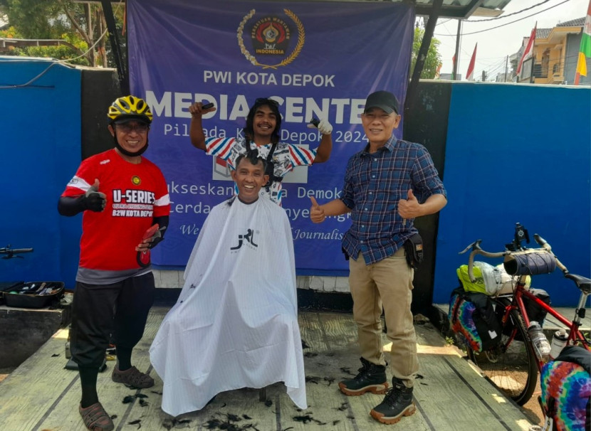 Kegiatan cukur rambut gratis di gelar di Kantor PWI Kota Depok, Jumat (25/10/2024). Kegiatan ini juga menandai kegiatan gowes Fajrin Dedi dari Kota Depok ke Aceh yang juga di dukung B2W Kota Depok. Foto: Dok Ruzka Indonesia)