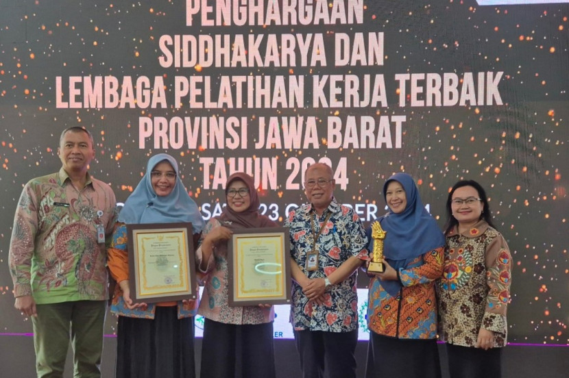 Perwakilan instansi dan perusahaan yang menerima Klasifikasi Unggul Penghargaan Produktivitas Siddhakarya Provinsi Jawa Barat (Jabar) di Bandung, Rabu 23 Oktober 2024. (Foto: Dok RSUI)