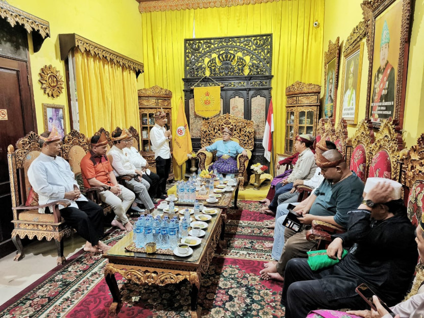 Pasangan Yudha Pratomo – Baharuddinsaat diterima Sultan Palembang di Istana Adat Kesultanan Palembang. (FOTO: D Oskandar)