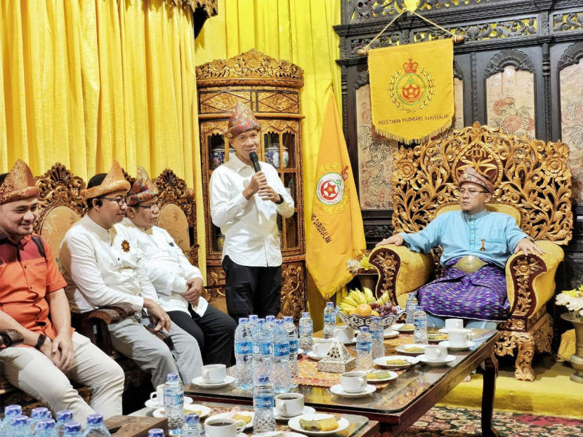 Calon Wali Kota Yudha (berdiri) saat diterima Sultan Palembang SMB IV. (FOTO: D Oskandar)