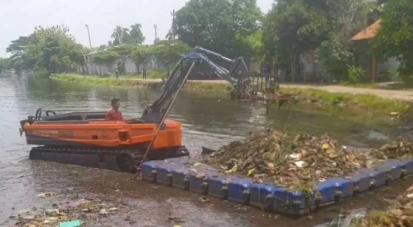 Dinas PUPR Kota Depok lakukan normalisasi Situ Cilodong. (Foto: Dok Diskominfo Kota Depok)