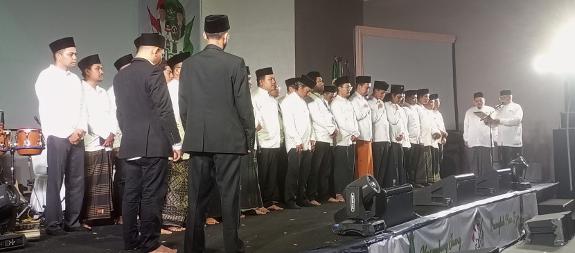 Rais Syuriah PCNU Kota Depok KH. Achmad Damanhuri melantik pengurus Lembaga-Lembaga PCNU Kota Depok, Sabtu (26/10) malam.