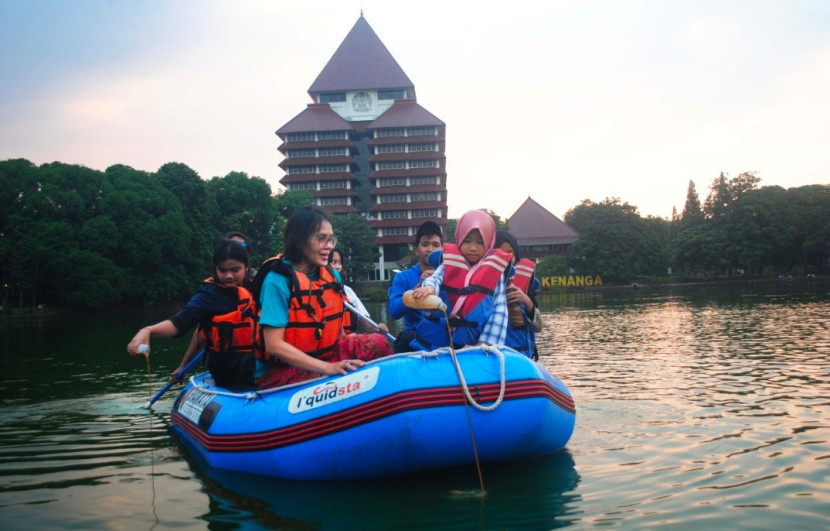 Komunitas Bakul Budaya FIB UI dan Mapala UI melakukan giat pembuangan eco enzyme ke Danau Kenanga, Kampus UI Depok, Sabtu (26/10/2024). (Foto: Humas Kumonitas Bakul Budaya FIB UI)