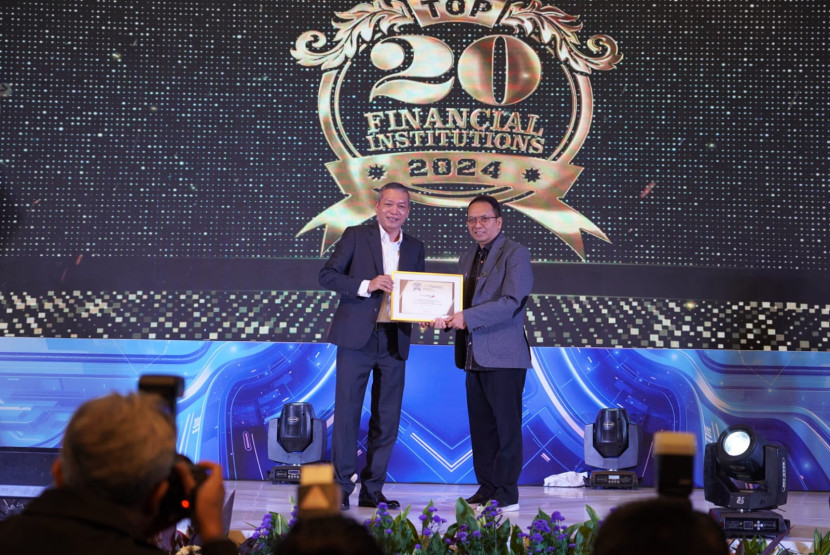 Direktur Keuangan, Treasury & Global Services Bank Jatim Edi Masrianto (kanan) menerima penghargaan dari The Finance