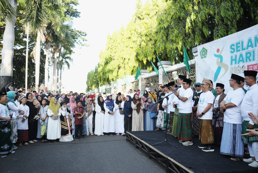 Pj Gubernur Lampung Samsudin lepas kegiatan Jalan Sehat Sarungan pada Hari Santri Nasional di Kantor Gubernur Lampung, Ahad (27/10/2024). (Foto: SumatraLink.id/Adpim) 