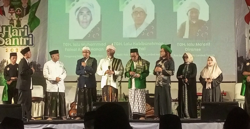 TGH Lalu Habiburrahman M. Faishal (jas hitam, keempat dari kiri) menceritakan sejarah sholawat dan doa An-Nahdliyyah yang dikarang oleh ayahnya, TGH Lalu M. Faisal, disela-sela malam Puncak Peringatan Hari Santri Nasional 2024 di Tribune Azhari, Limo Depok, yang diselenggarakan PCNU Depok, Sabtu (26/10).