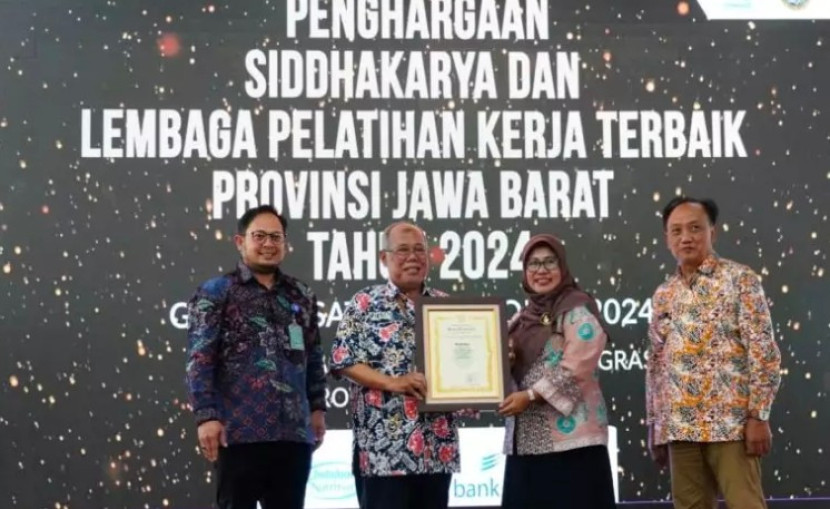 Sekda Kota Depok, Nina Suzana menerima 5 penghargaan Siddhakarya dari Pemerintah Provinsi Jawa Barat (Jabar). (Foto: Dok Diskominfo Kota Depok)