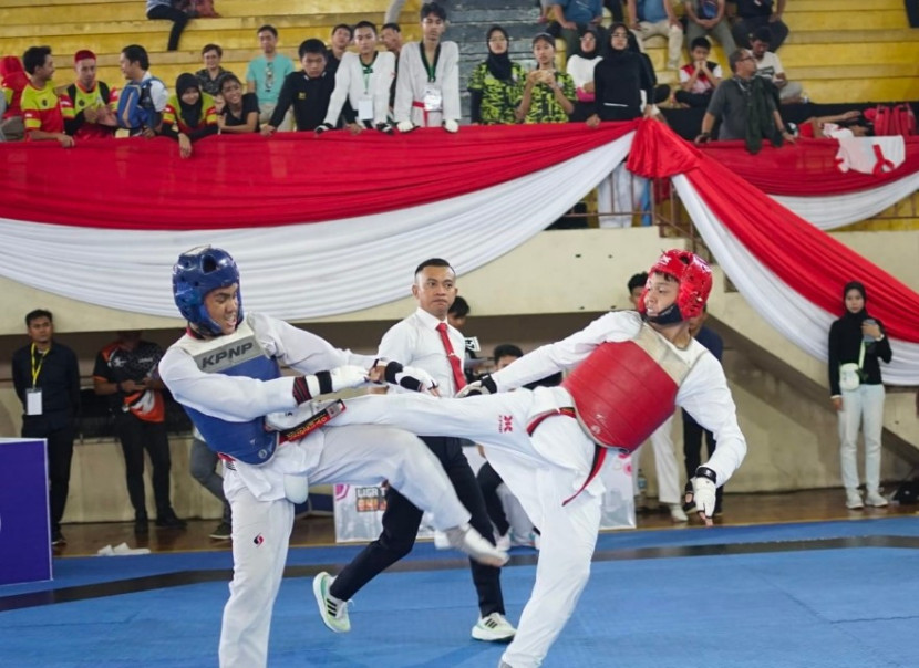 Atlet Taekwondo asal Kota Depok, Azca (kiri merah) meraih 2 penghargaan di Liga Taekwondo DKI Jakarta Series 8. (Foto: Dok Ruzka Indonesia)