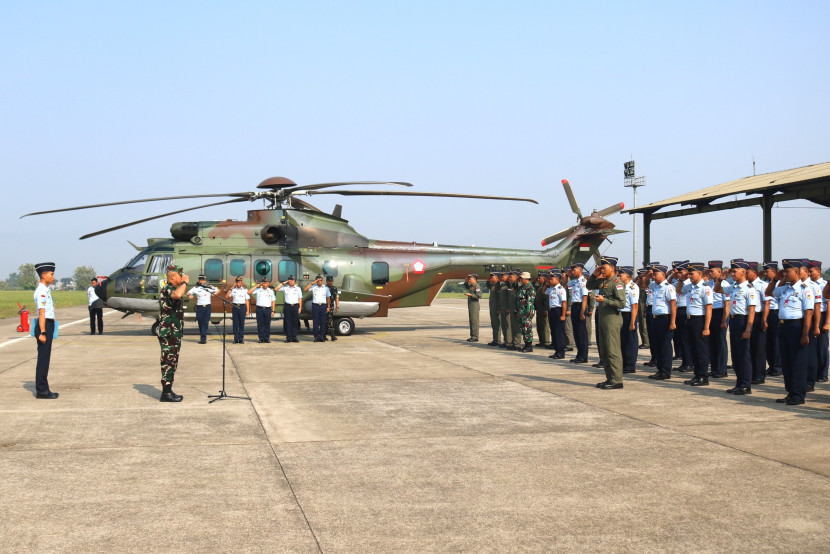 Pelepasan keberangkatan kru helikopter H225 M Caracal dalam sebuah upacara militer di apron Skadron Udara 6 Lanud Atang Sendjaja, Senin (28/10/2024). Sumber: Seputarmiliter.id